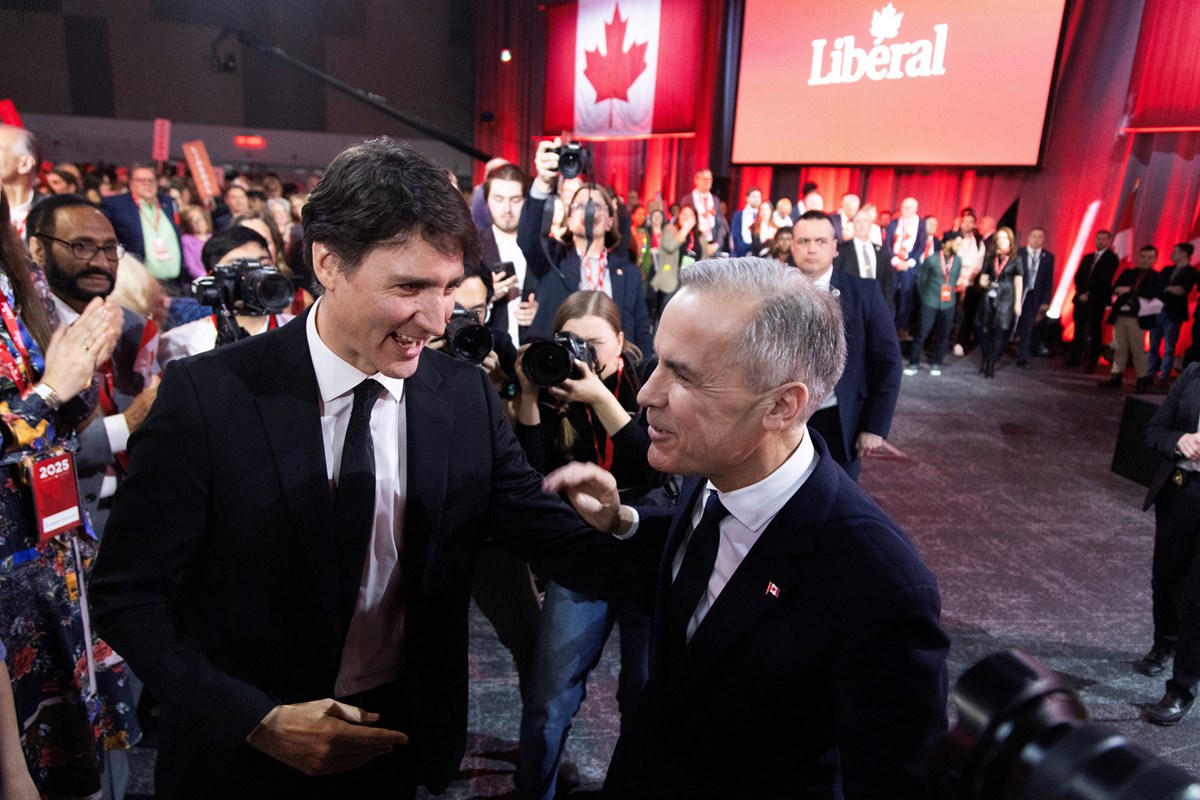 Eski Kanada lideri Justin Trudeau ve yeni Başbakan Mark Carney.