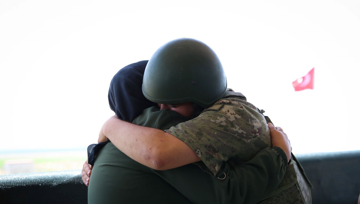 Sınırda nöbet tutan askere bayram sürprizi Sınırda nöbet tutan askere bayram sürprizi