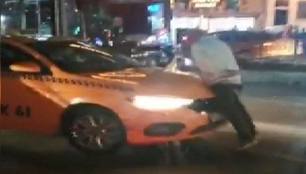 Kendisini almayan taksinin kaputuna çıktı