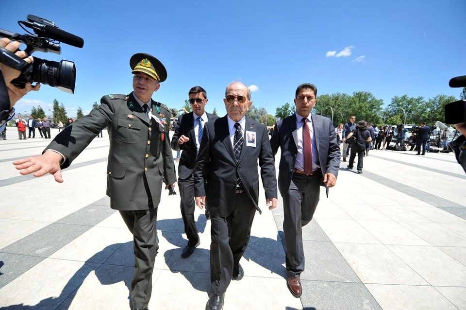 Kenan Evren için karargahta tören, camide protesto, sokakta davul-zurna - 14