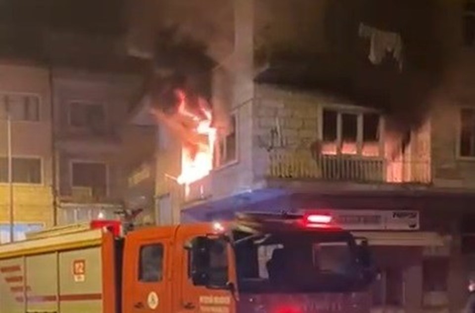 5 katlı binada yangın paniği: Mahsur kalan vatandaşlar itfaiye kurtardı - 1