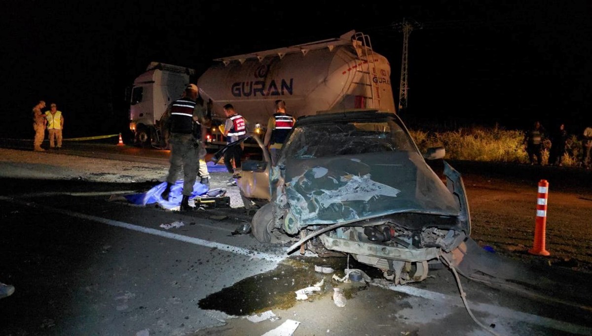 Otomobil tıra arkadan çarptı: 1 ölü, 1 yaralı Otomobil tıra arkadan çarptı: 1 ölü, 1 yaralı