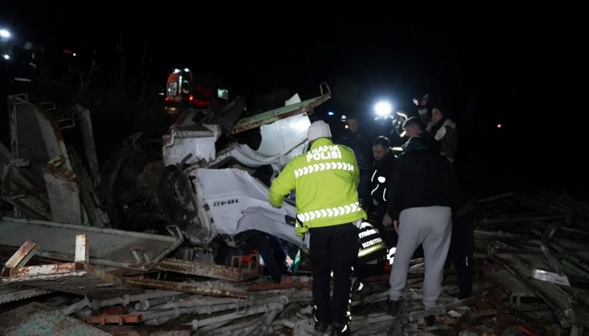Kırıkkale'de TIR devrildi: 3 kişi yaralandı Kırıkkale'de TIR devrildi: 3 kişi yaralandı