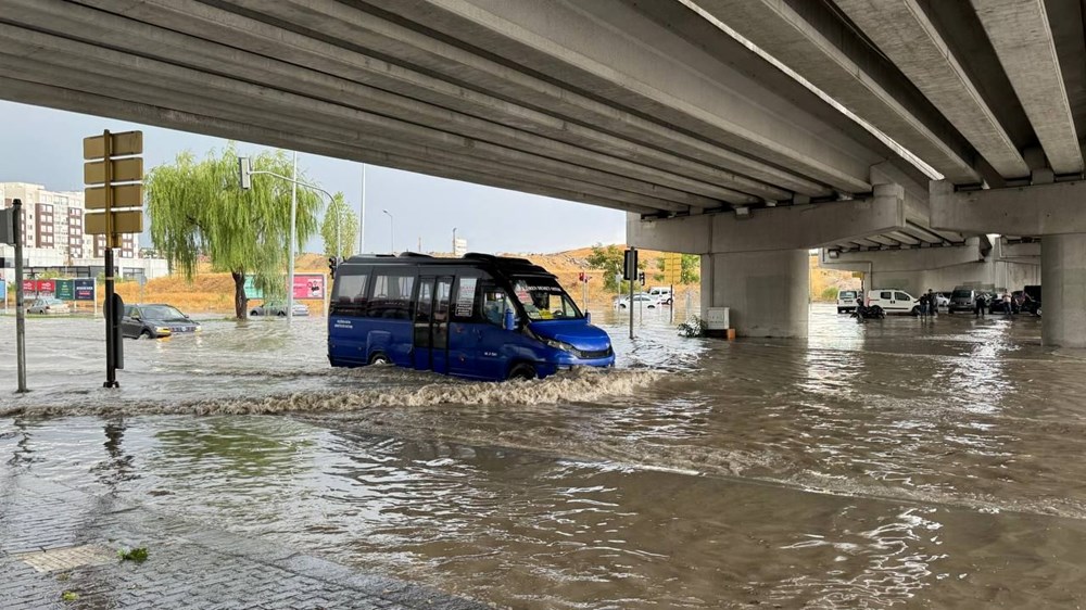 Ankara'yı kuvvetli sağanak vurdu: Yollar göle döndü, iş yerlerini su bastı - 3