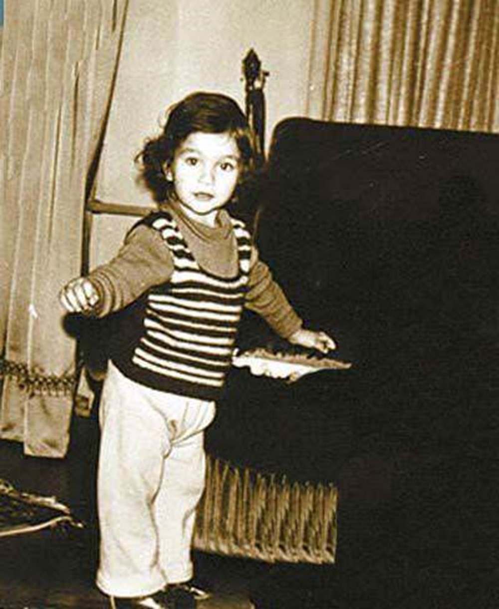 Su Burcu Yazgı Coşkun'dan nostaljik kare (Ünlülerin çocukluk ve gençlik halleri) - 679