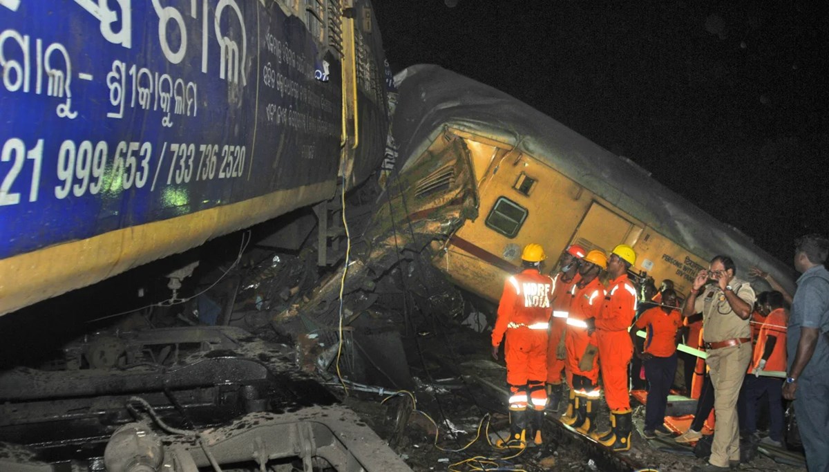 Hindistan'ın Andra Pradeş eyaletindeki tren kazasında ölü sayısı 13'e yükseldi