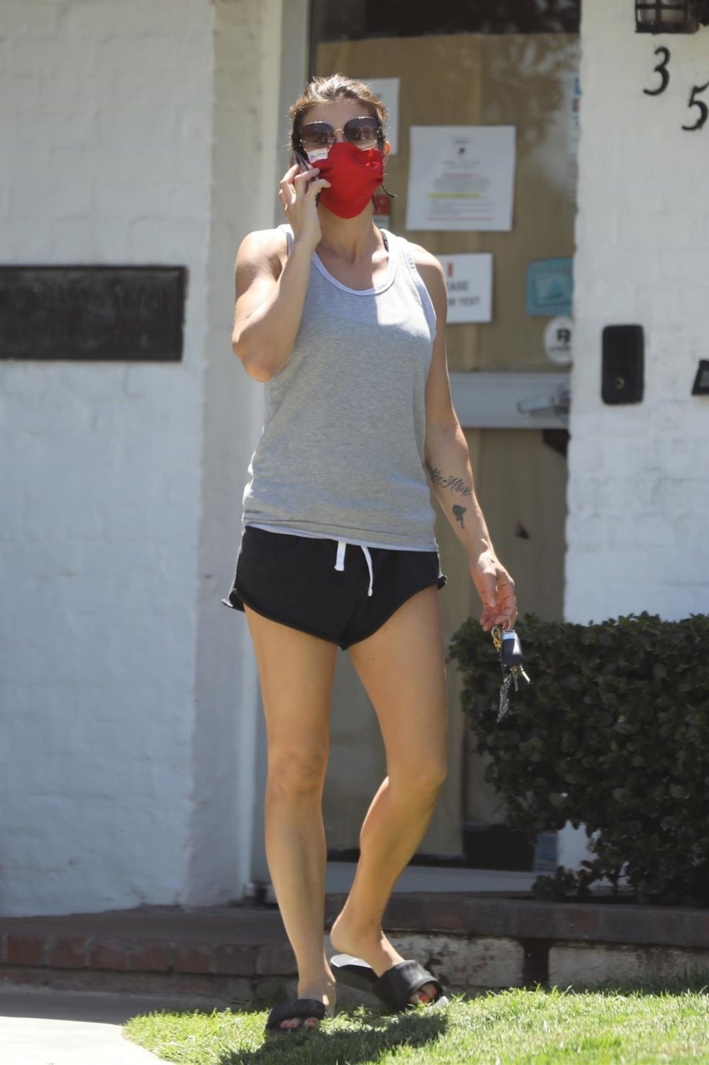 Rita Ora: Tatilde bile maske takın (Corona döneminde maskesiz dışarı çıkmayan ünlüler) - 10