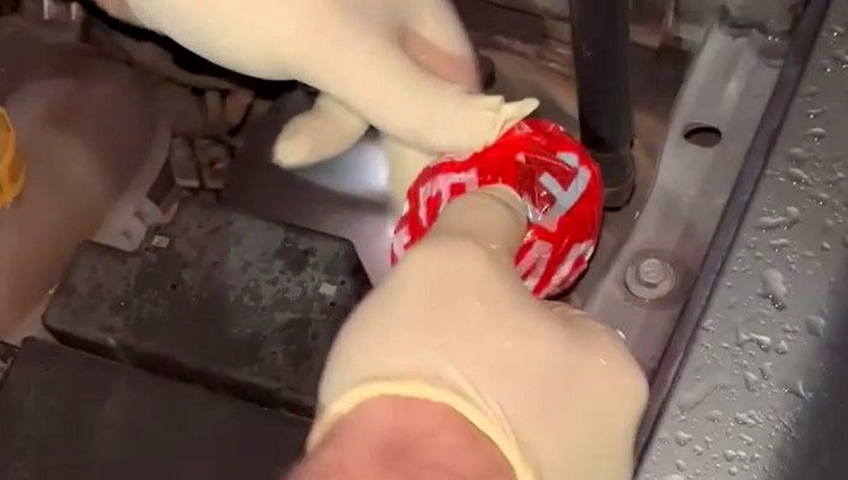 Aracın motorundan uyuşturucu çıktı Aracın motorundan uyuşturucu çıktı