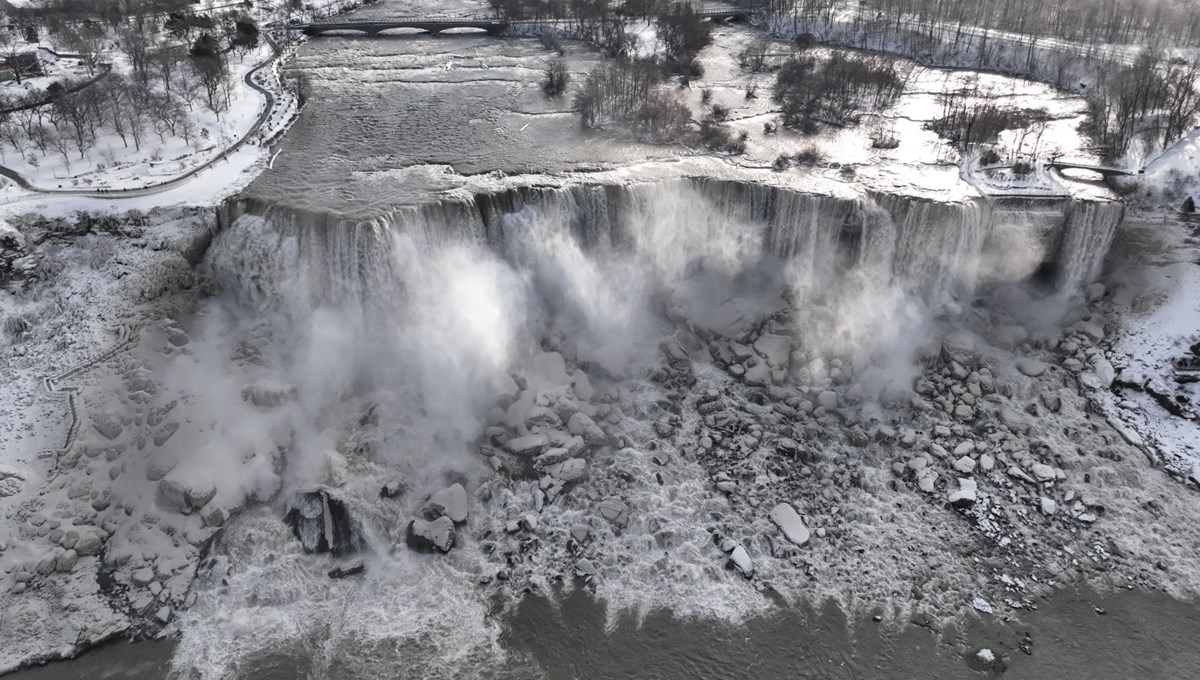 Niagara Şelaleleri soğuk havanın etkisiyle kısmen dondu