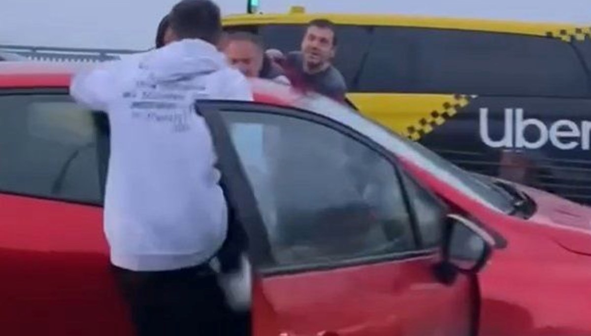 Fatih’te yol verme kavgası: Otomobili tekmelediler Fatih’te yol verme kavgası: Otomobili tekmelediler
