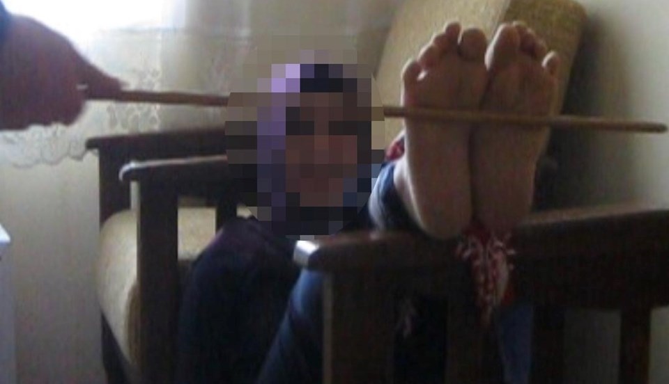 Kayseri'de tepki çeken görüntüler: Kadınlara para verip falakaya yatırdı - 2