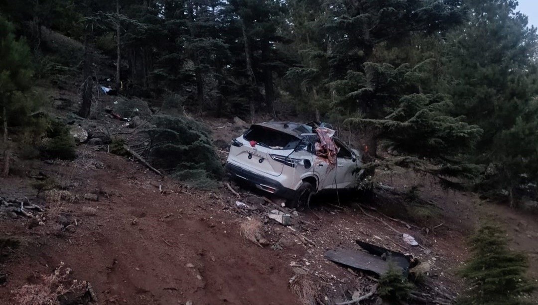 Otomobil orman yolunda uçuruma yuvarlandı: 2 ölü