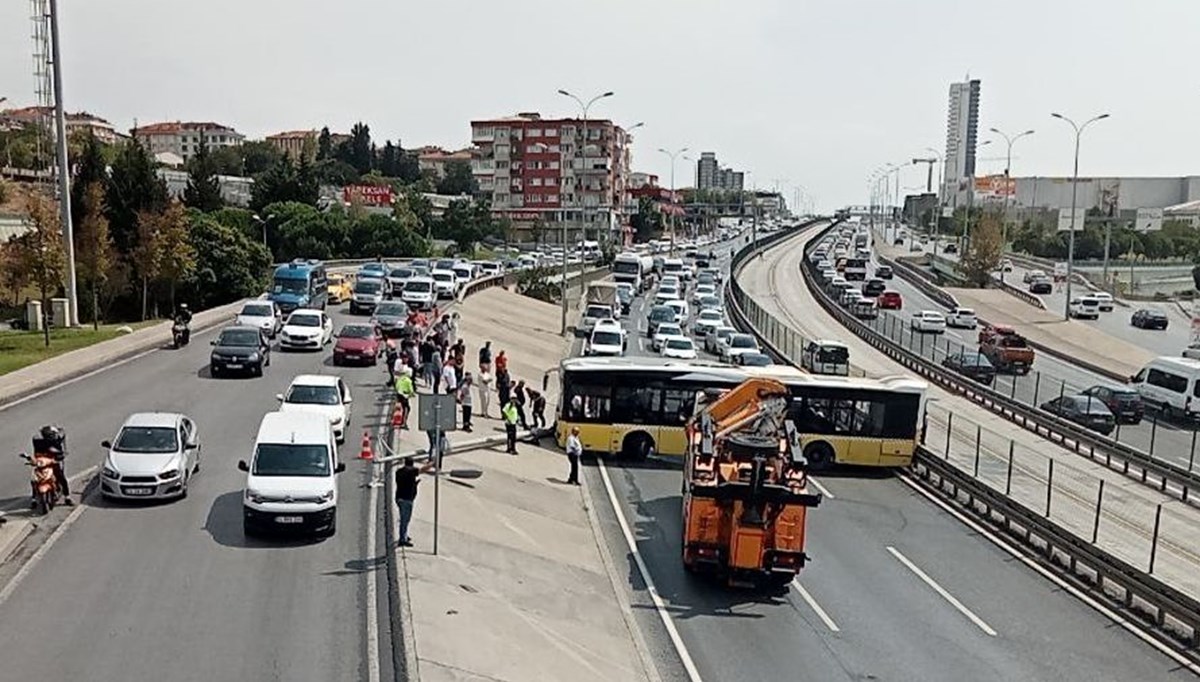 Avcılar'da yol kayganlaştı, İETT otobüsü kontrolden çıktı: Edirne istikameti trafiğe kapandı Avcılar'da yol kayganlaştı, İETT otobüsü kontrolden çıktı: Edirne istikameti trafiğe kapandı
