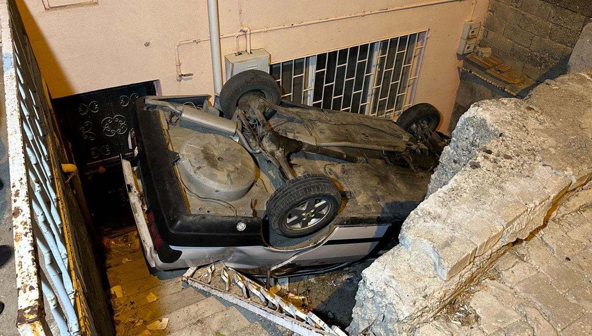 Uşak'ta kontrolden çıkan otomobil bina boşluğuna düştü: 1 ölü, 1 yaralı Uşak'ta kontrolden çıkan otomobil bina boşluğuna düştü: 1 ölü, 1 yaralı