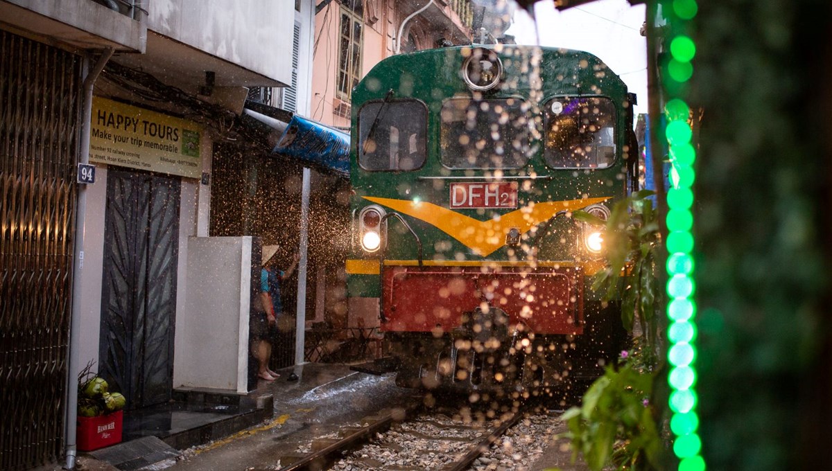 İçinden tren geçen sokak