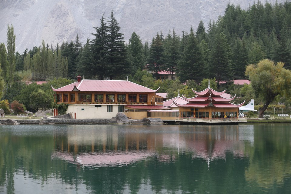 Himalaya Dağları'nın eteklerindeki saklı cennet: Şangrila Gölü - 1