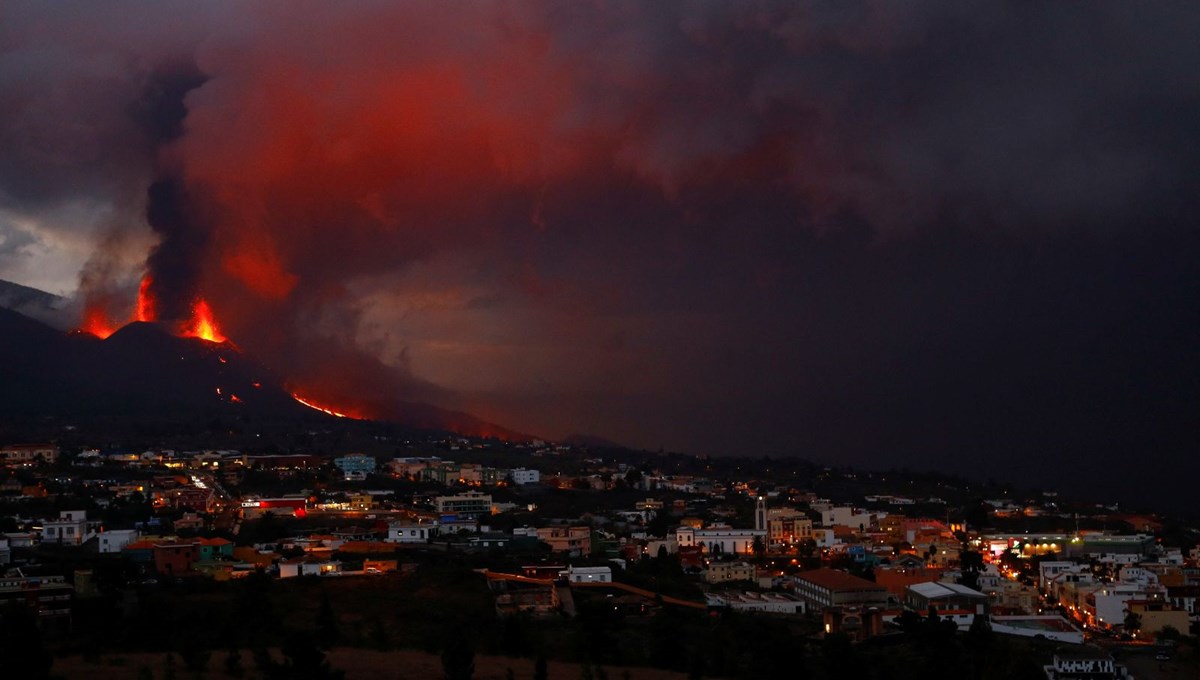 Cumbre Vieja Yanardağı'nın lavları 4. koldan denize ulaştı