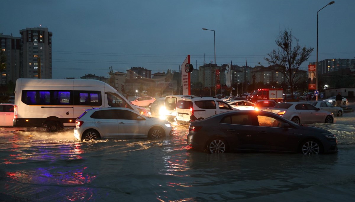 Ankara'da gök gürültülü sağanak ve dolu Ankara'da gök gürültülü sağanak ve dolu