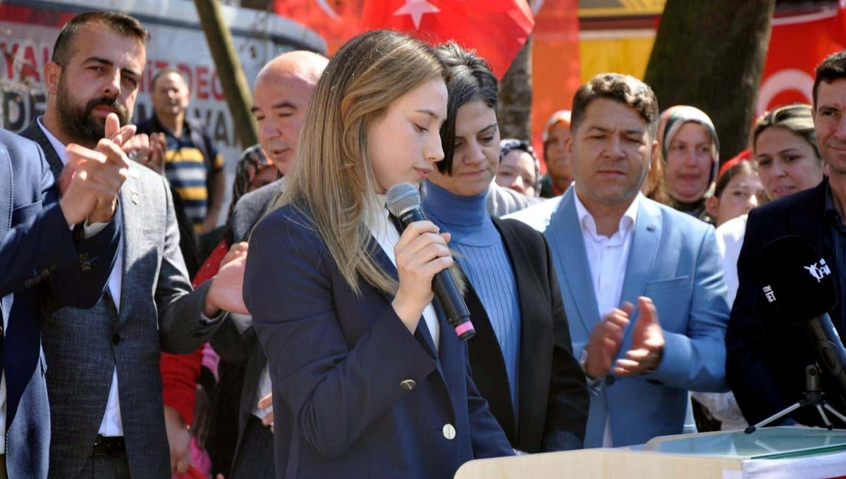 22 yaşındaki Zeynep, Türkiye'nin en genç bağımsız belediye başkanı oldu 22 yaşındaki Zeynep, Türkiye'nin en genç bağımsız belediye başkanı oldu
