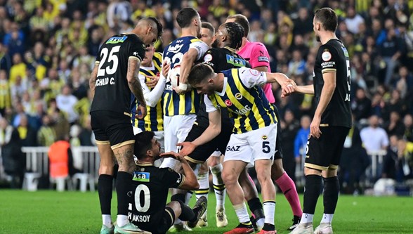 Controversial Decisions in Fenerbahçe-Alanyaspor Match: Penalty Controversy and Social Media Exchange with Galatasaray