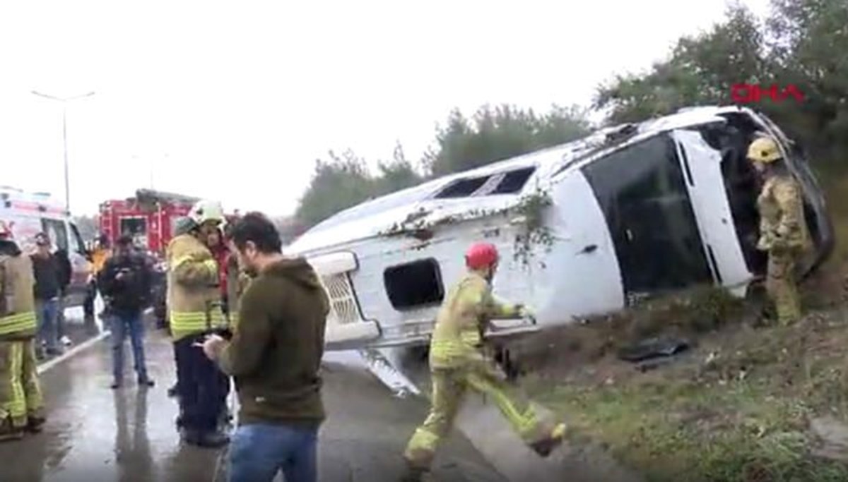 Eyüpsultan'da minibüs devrildi