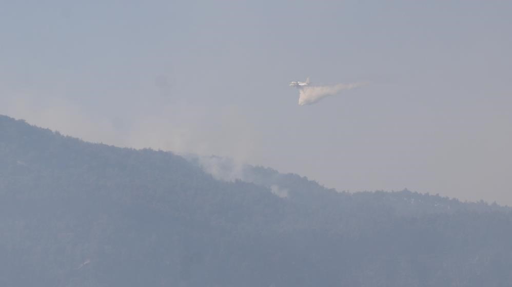 Havadan ve karadan yoğun şekilde süren çalışmalarda, 151 arazöz, 12 iş makinesi, 74 ilk müdahale aracı ve 886 personel yer alıyor.