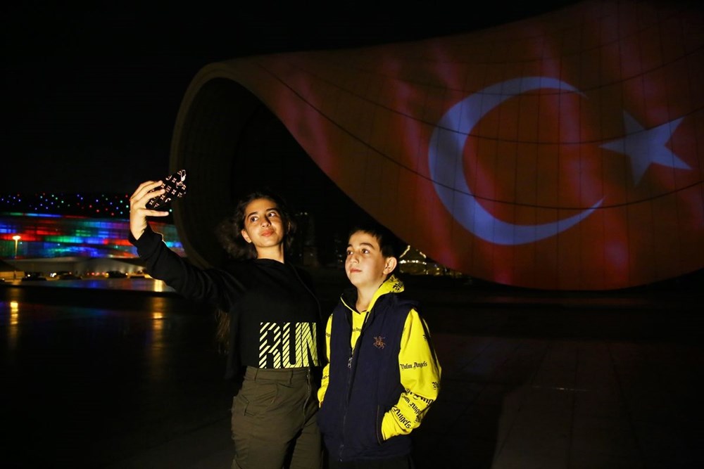 Bakü'nün ünlü yapılarına Türk bayrağı yansıtıldı - 6