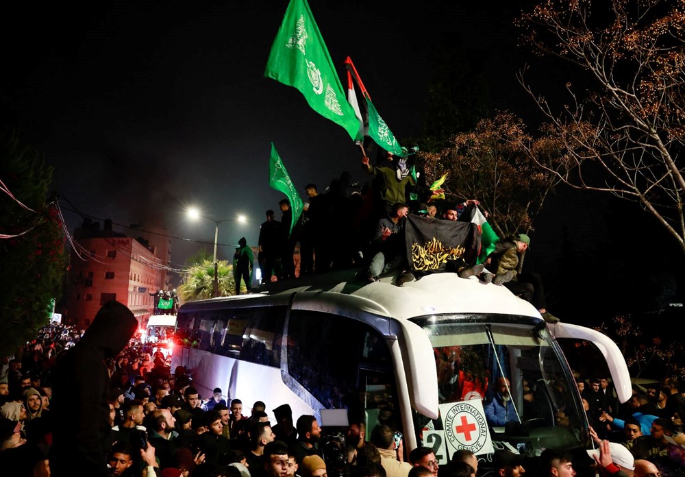 Ateşkesin ardından ilk rehine takası yapıldı | Hamas 3 İsrailli kadın rehineyi teslim etti, İsrail 90 Filistinliyi serbest bıraktı - 6