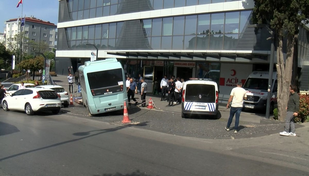İstanbul'da yolcu minibüsü hastanenin bahçesine daldı İstanbul'da yolcu minibüsü hastanenin bahçesine daldı
