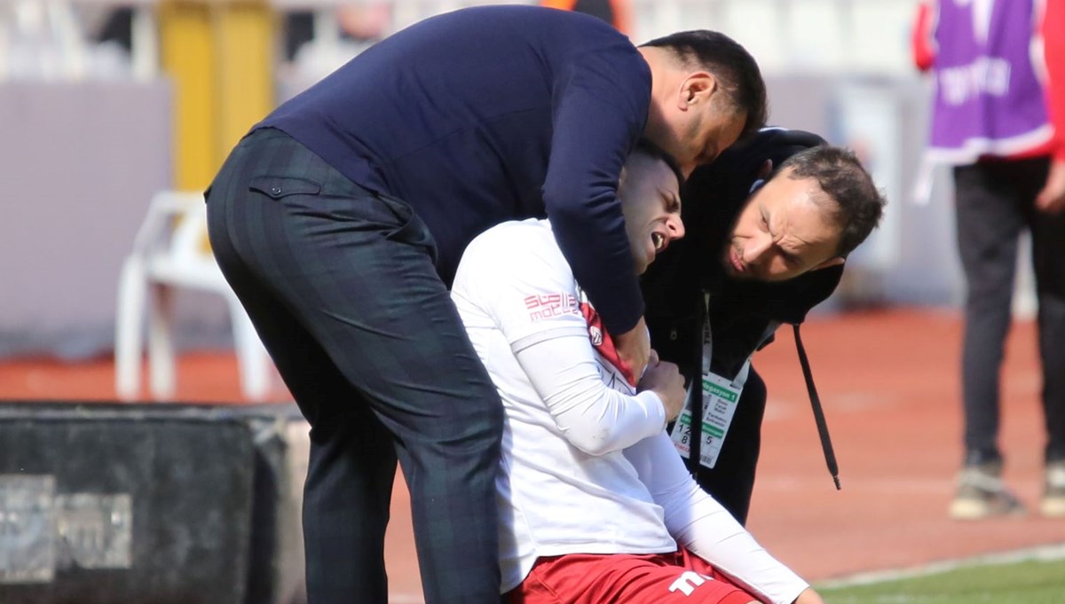 Sivasspor'da sakatlık şoku: Ambulansla hastaneye kaldırıldı! Sivasspor'da sakatlık şoku: Ambulansla hastaneye kaldırıldı!