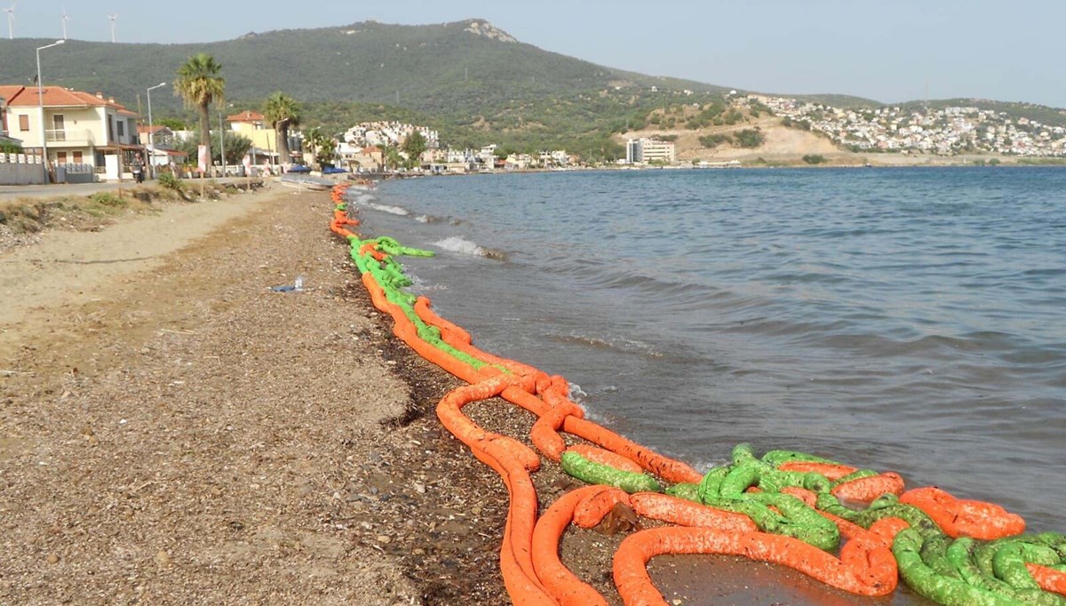 İzmir'de gemiden bırakılan atıklar sahile vurdu