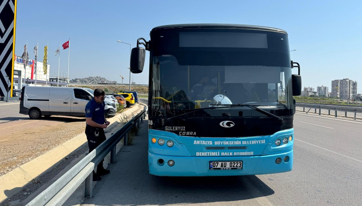 Antalya’da ilginç olay: Yolcu şoförle tartıştı, otobüsün anahtarını alıp kaçtı Antalya’da ilginç olay: Yolcu şoförle tartıştı, otobüsün anahtarını alıp kaçtı