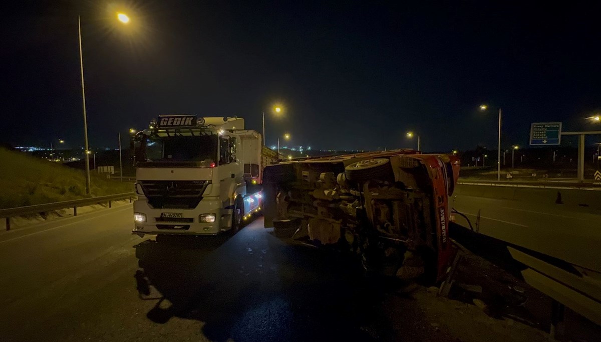 Kuzey Marmara Otoyolu'nda virajı dönemeyen odun yüklü kamyon devrildi Kuzey Marmara Otoyolu'nda virajı dönemeyen odun yüklü kamyon devrildi