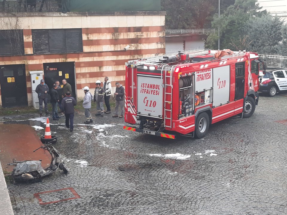 Beykoz'da lüks sitenin kapalı otoparkındaki araç yandı - 2