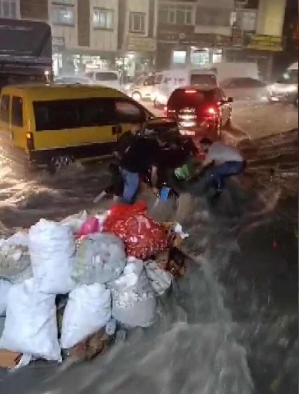 İstanbul'u sağanak vurdu: Ev ve iş yerlerini su bastı, sele kapılan 2 kişi hayatını kaybetti - 46