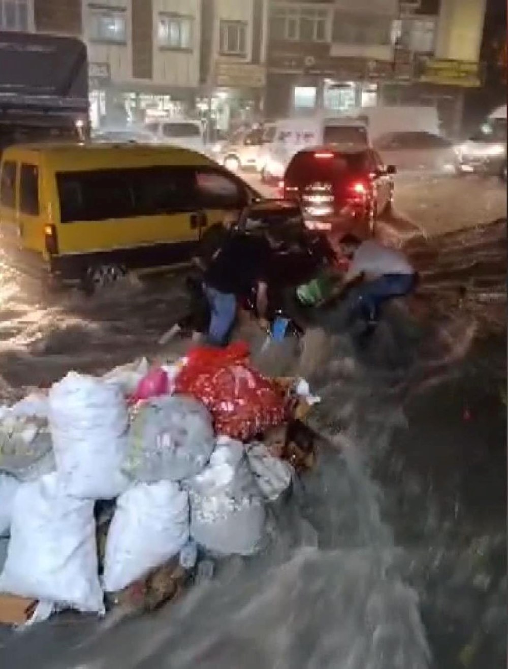 İstanbul'da sağanak: Arnavutköy ve Başakşehir'de su baskınları - 17