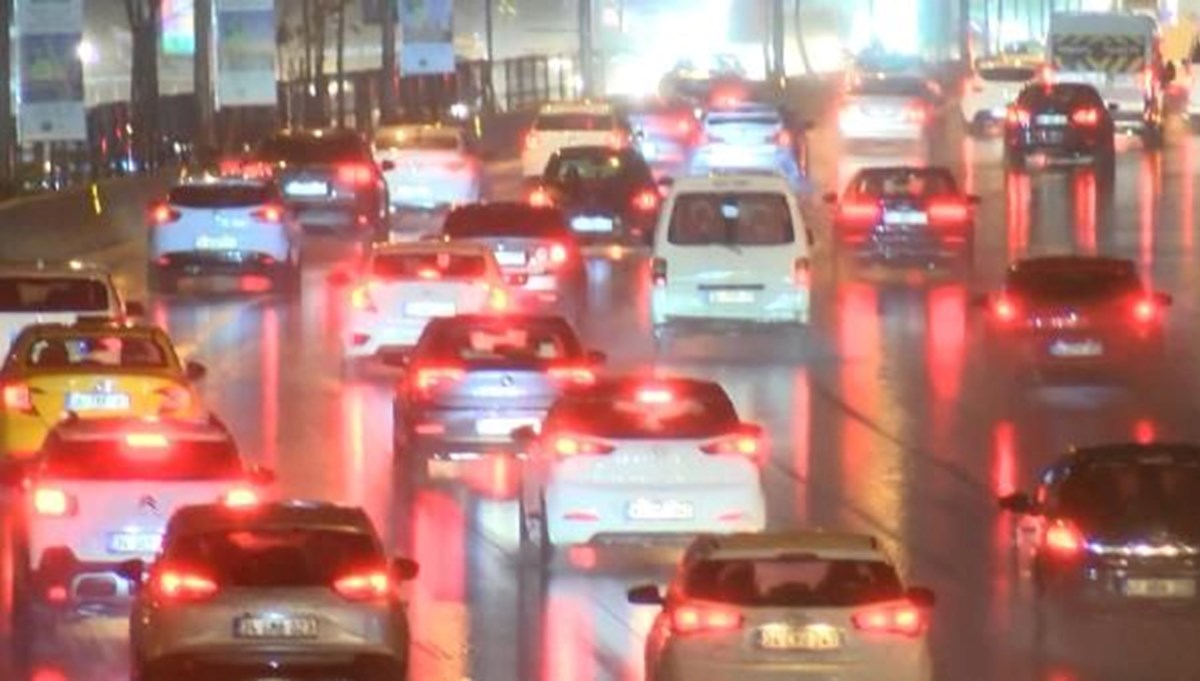 İstanbul'da yağış trafiği olumsuz etkiledi İstanbul'da yağış trafiği olumsuz etkiledi