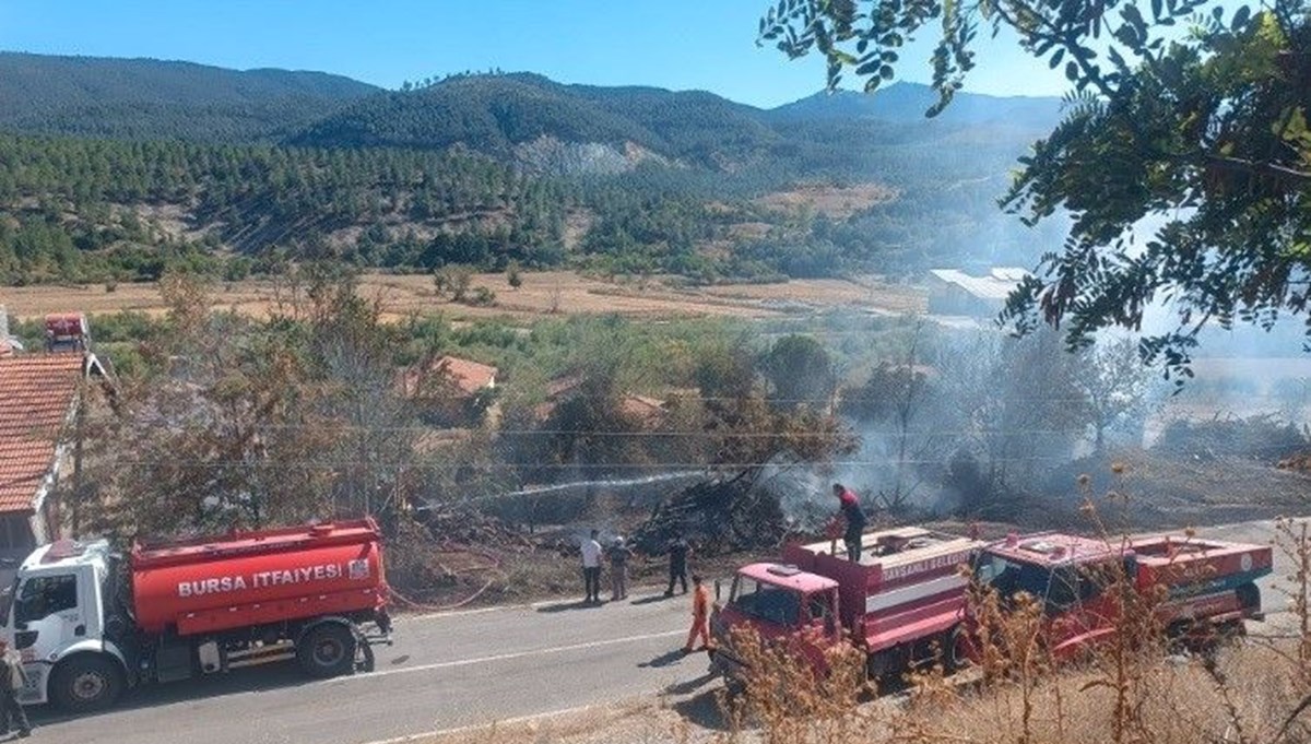 Tavşanlı’da kullanılmayan 2 ev küle döndü