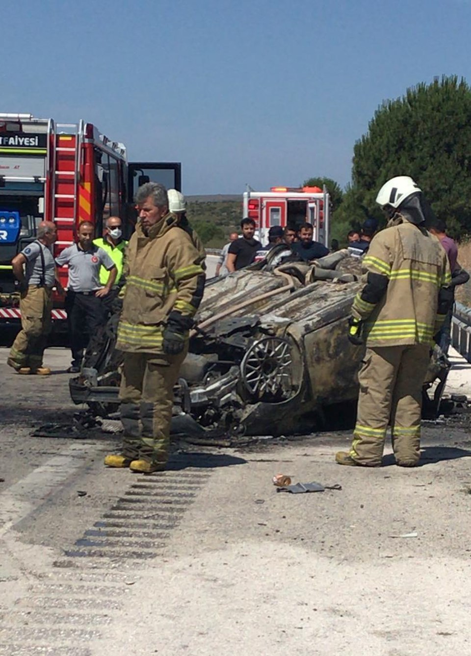 İzmir'de alev alan otomobilde 2 kişi hayatını kaybetti - 1