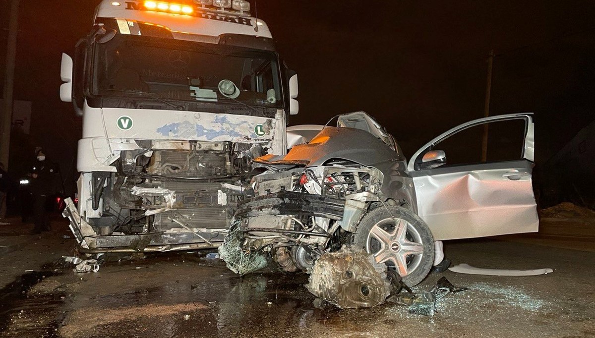 Bursa'da TIR'la otomobil kafa kafaya çarpıştı: 1 ölü