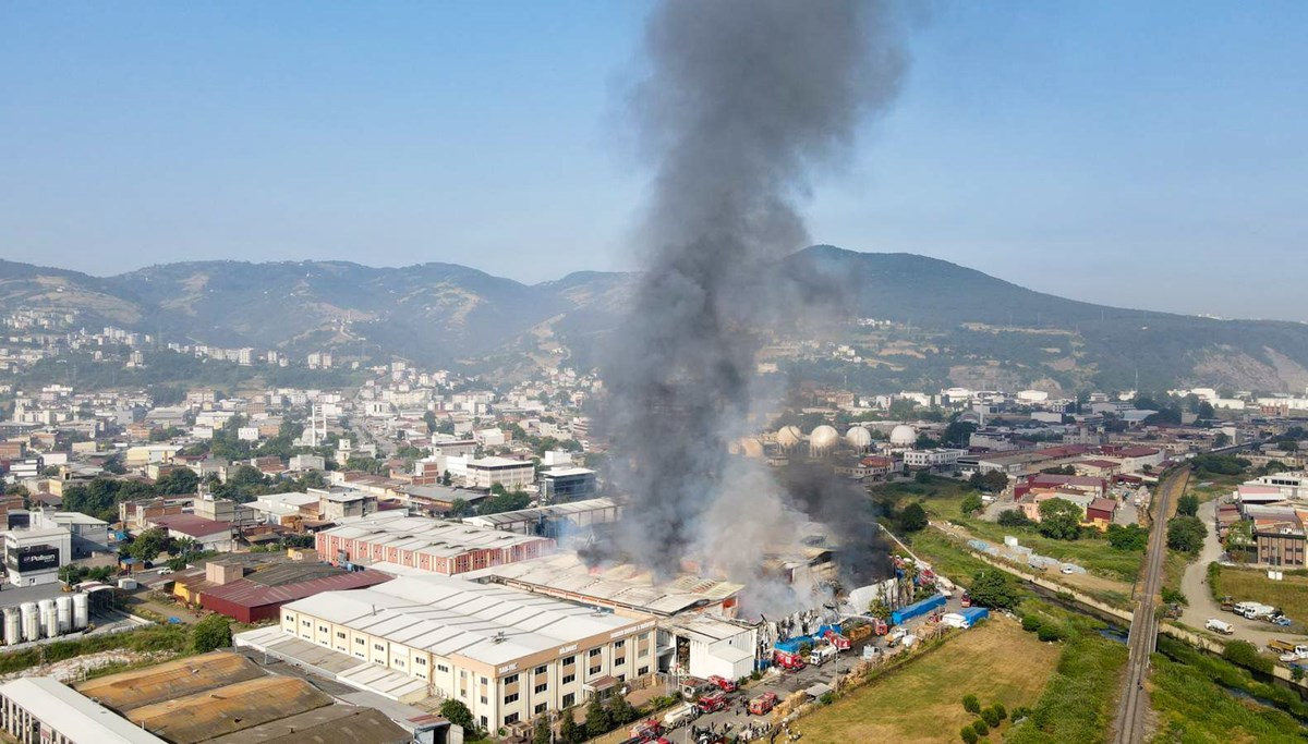 Samsun’da elyaf fabrikasında yangın: Alevler yandaki fabrikaya da sıçradı