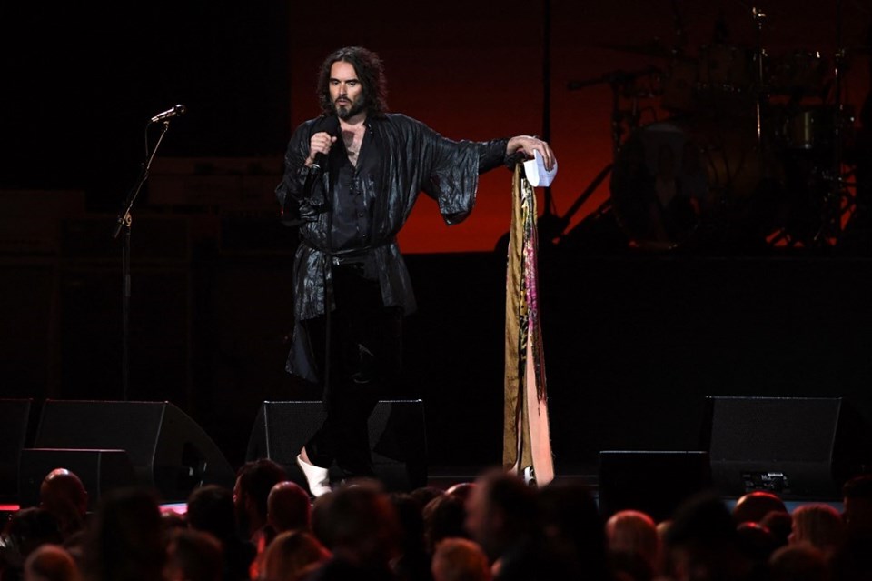 Russell Brand hakkındaki skandal iddialar sonrası iki işinden istifa etti - 1