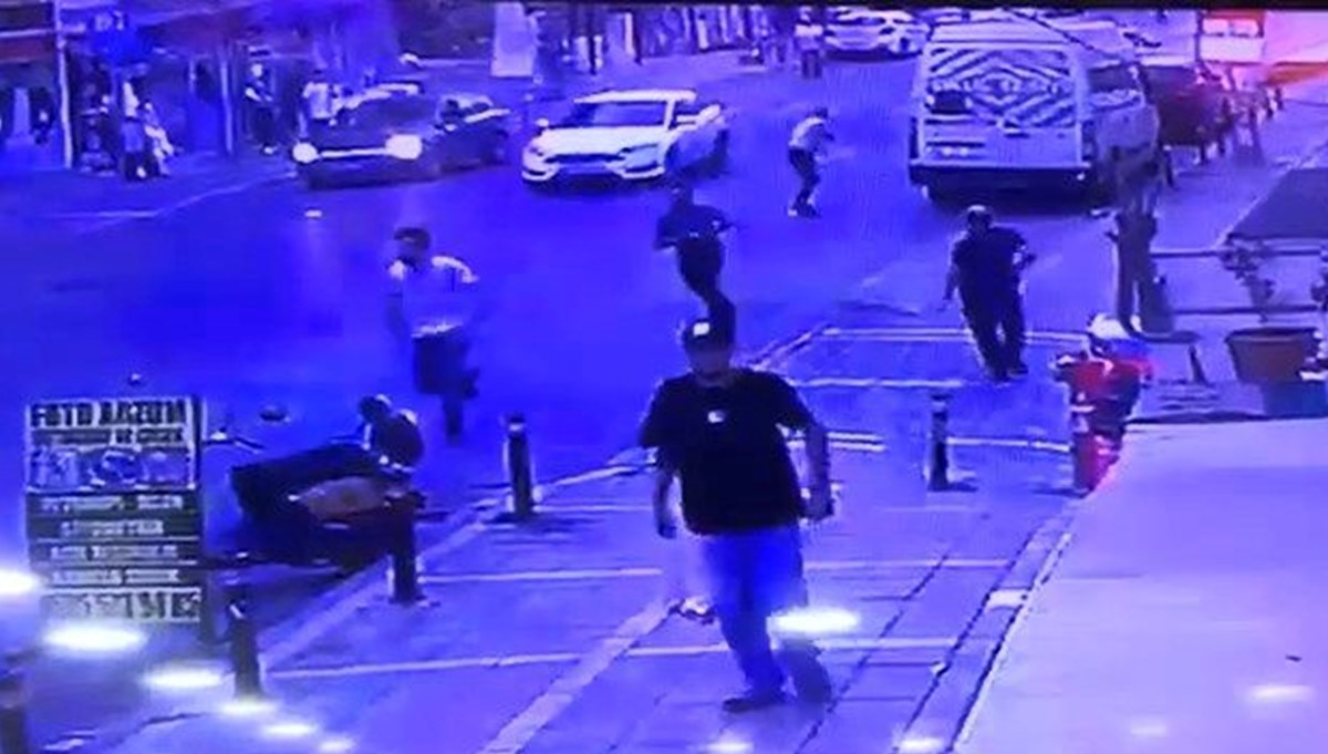 Esenyurt’ta bıçaklı saldırgan dehşeti: Durdurulacağını anlayınca bıçakla saldırdı Esenyurt’ta bıçaklı saldırgan dehşeti: Durdurulacağını anlayınca bıçakla saldırdı