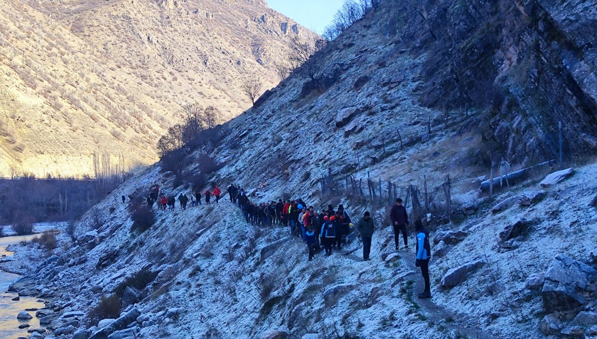 Kayalıklardan düşen genç hayatını kaybetti