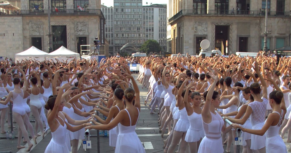 Milano'nun merkezinde 2300 kişi birlikte dans etti - 2