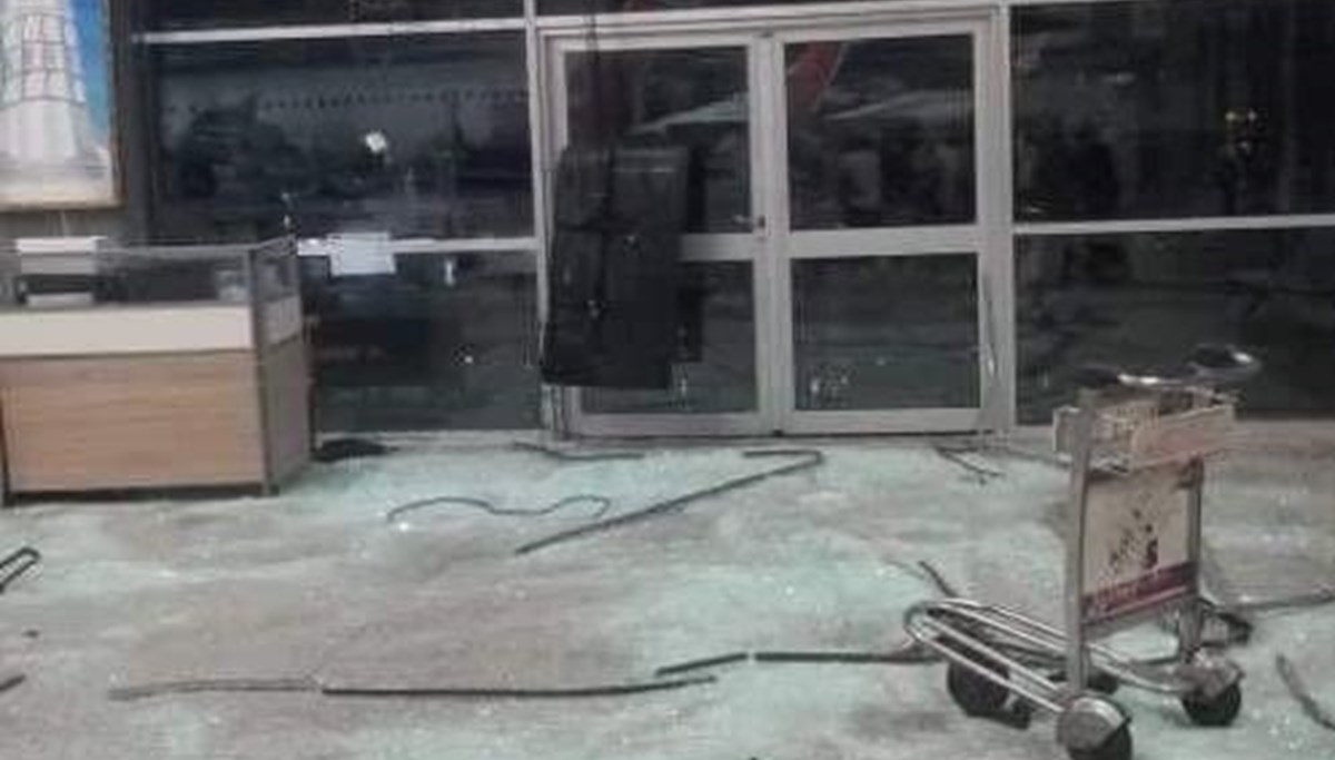 Yemen'de fırtınada terminalin camları patladı Yemen'de fırtınada terminalin camları patladı