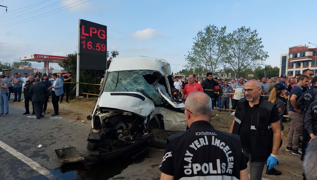 TIR ile öğrenci servisi çarpıştı: 1 ölü TIR ile öğrenci servisi çarpıştı: 1 ölü