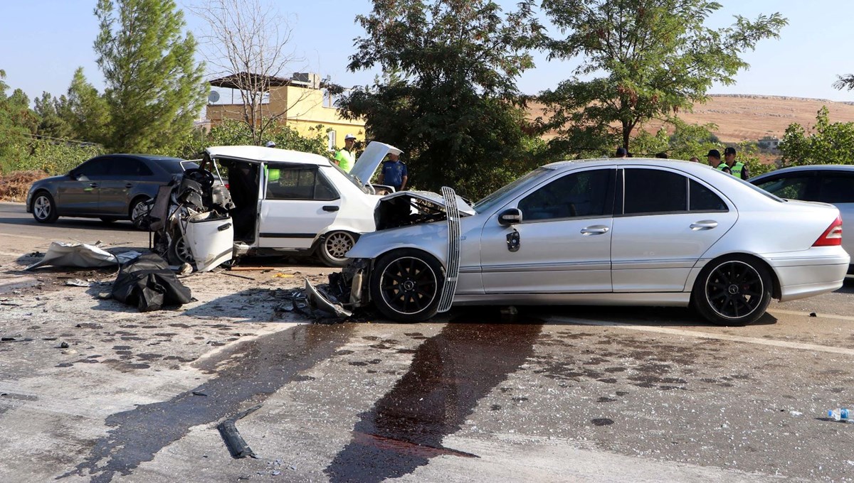 İki otomobil kafa kafaya çarpıştı: 1 ölü, 1’i ağır 5 yaralı