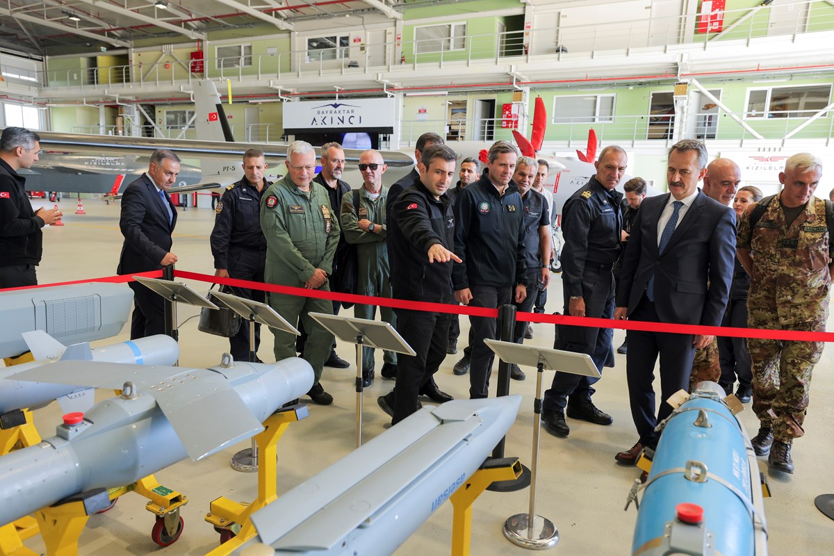 Selçuk Bayraktar, heyete yeni geliştirdikleri silah teknolojileri hakkında bilgi verdi.