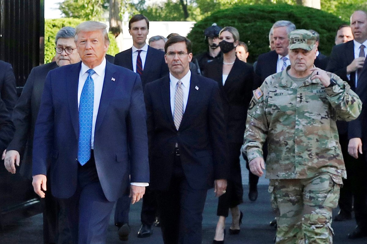 Esper (ortada) kitabında Trump